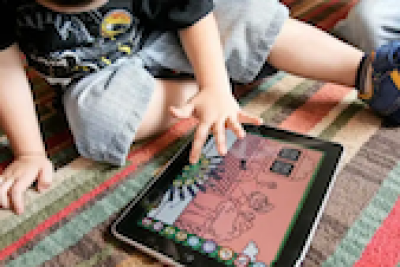 Más de 2 horas de pantalla al día se asocian a déficit atencional en niños preescolares