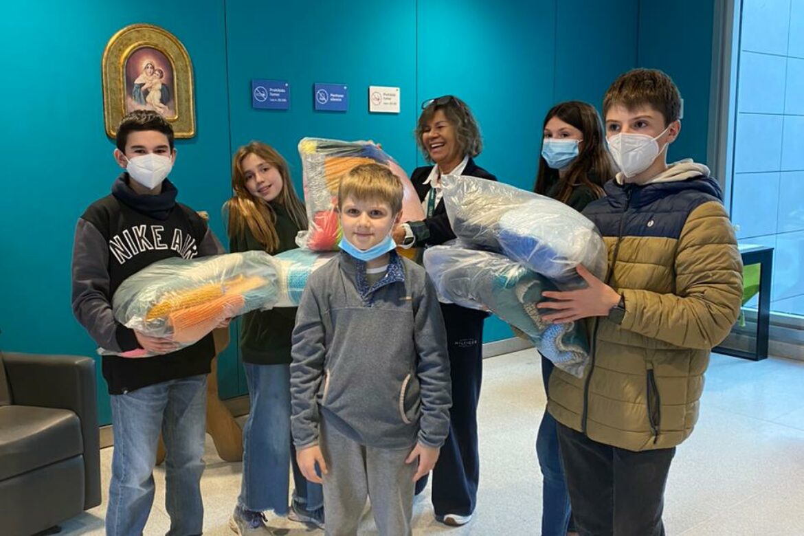Entrega de frazadas en el hospital de Curicó, 2025.