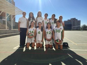 niñas de 7th y 8th grades en intercambio deportivo de volleyball en el Saint Margaret de Reñaca.