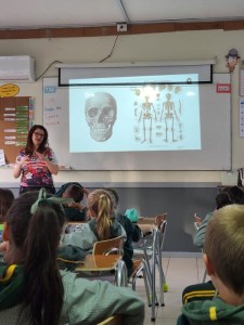 Paola Velásquez quien, en el contexto del Proyecto Robotsvs Humans de 2nd grade, dio una charla a los niños del sistema digestivo.