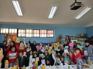 Pastoral infantil-juvenil - Entrega libros recaudados en la Escuela Los Cristales - 2024