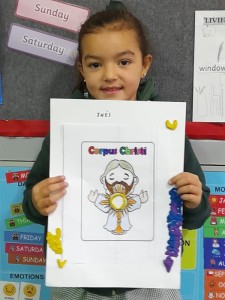 1st grade Kiwi preparando el corazón para Corpus Christi- 2024