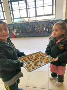 Mes de la solidaridad, los niños de Infant Cherry prepararon unas ricas cocadas a sus amigos de Play Group - 2024